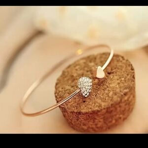 Beautiful rhinestone and gold heart charm bracelet